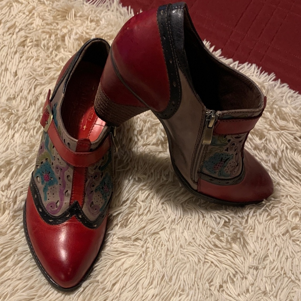 Beautiful L'ATISTE Red and Black Heeled Booties NWOT Size 40 (9-9.5)